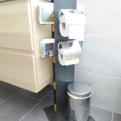 Toilettenpapier und Zeitschriftenständer